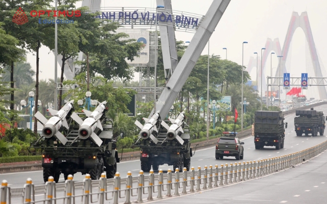 Đoàn xe quân sự chở khí tài. Ảnh: VNExpress