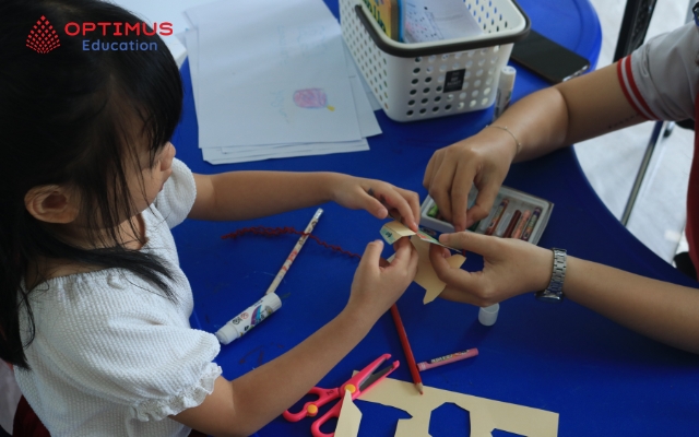 Hạnh phúc không nằm ở điểm số - mà ở ánh mắt của con khi học được điều mới