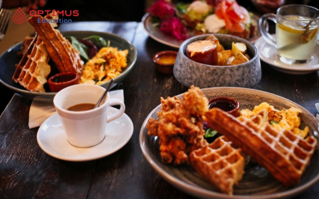 Brunch hiện đại: Sự kết hợp hoàn hảo giữa món ăn sáng và các món trưa no bụng.